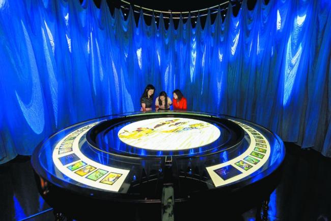 <b>The Pool of Tears</b>这里展示出19世纪拍摄电影的手法，展厅中央的圆形屏幕展示的是彩色幻灯片，可从这里看到电影的每一个片段。