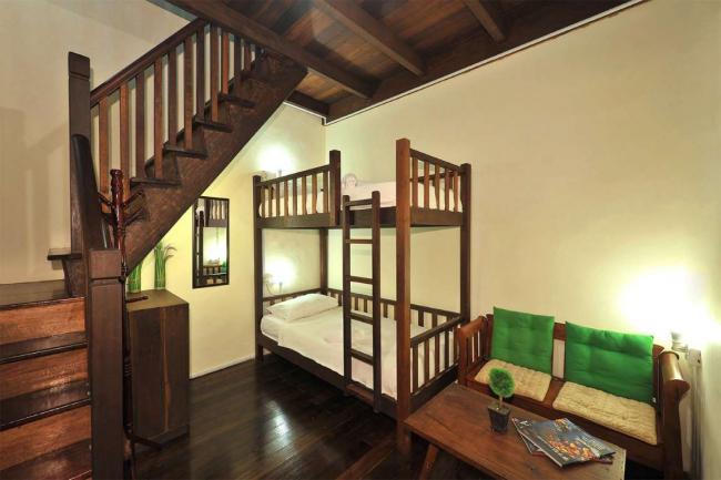 家庭房是双层式房，楼上有双人床及盥洗室，楼下则是小型活动空间及双层床。