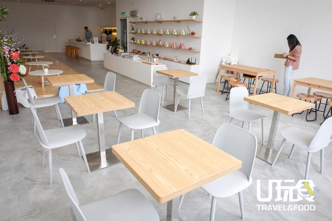 茶馆的桌位不算多，尽量给人空间感，设计方面也比较倾向日式和北欧的感觉，一旁的盘腿桌位让客人可以感觉不一样的品茶文化。