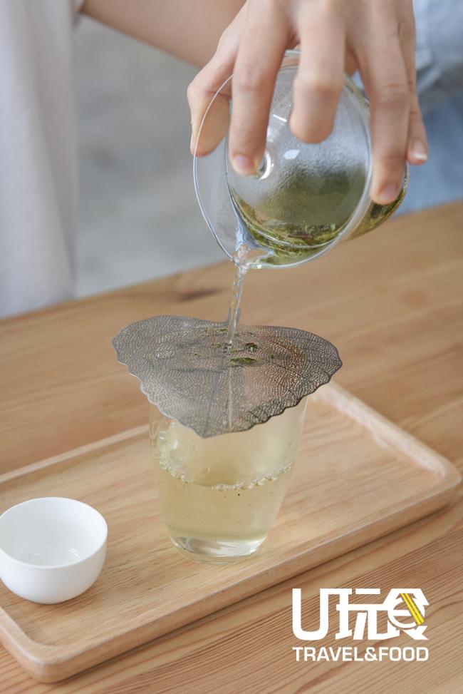 洞庭碧螺春第一泡15秒，它和龙井属于中国的绿茶，但碧螺春比较甘甜，其鲜度更胜绿茶。黄雪仪分享，绿茶喝的是其清甜，所以不能泡久，不然味道会变得苦涩。