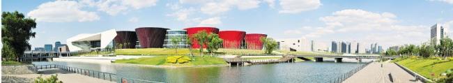 位于长风文化商务区的太原博物馆，其建筑设计灵感源自中国的大红灯笼，5个相对独立又相互连通的椭圆倒锥体块连接组成。