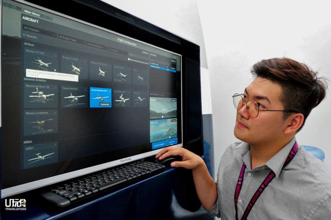 张家庆展示飞行模拟器强大的模拟功能，图为他正在选择可模拟的飞机型号。