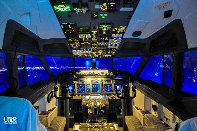 除了白天，飞行模拟器也能模拟夜间驾驶飞机的情况，即使从机舱内看出去，可说是几可乱真的飞机场跑道夜景。
