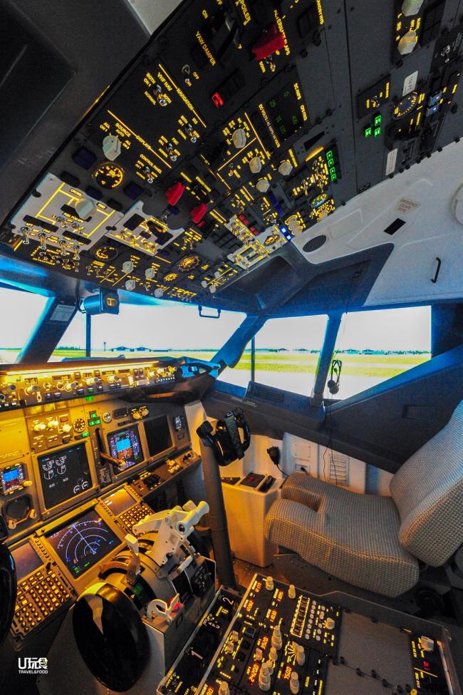 飞行模拟器180度广角的荧幕视角，模拟外头的景观，仿佛让人置身于真实的飞机舱内。