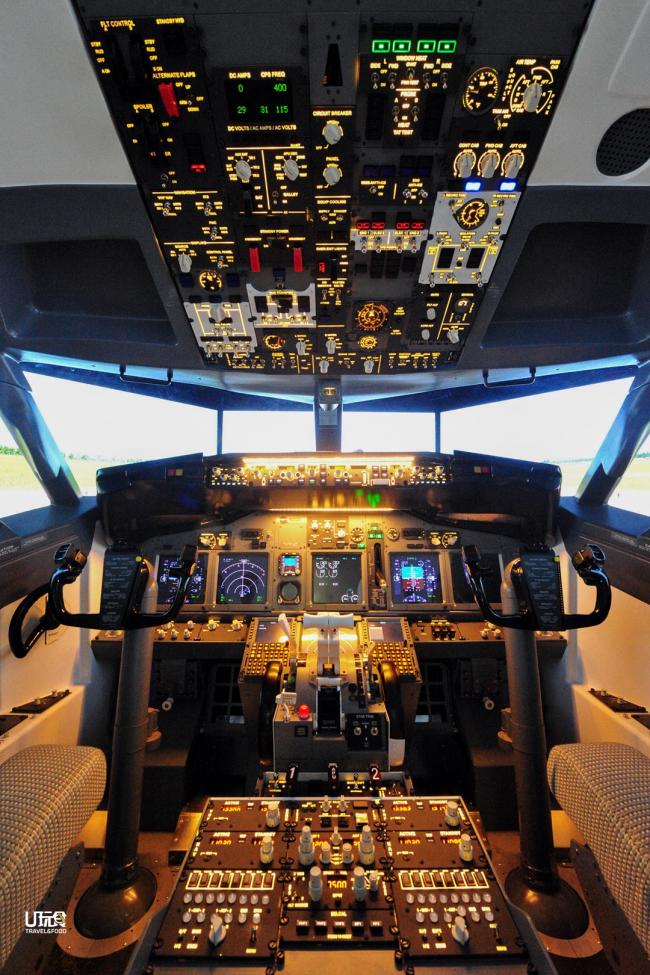 波音737飞行模拟器机舱内面积与真实飞机舱面积相同，该有的仪表板及屏幕也完全模拟，拟真度非常高。
