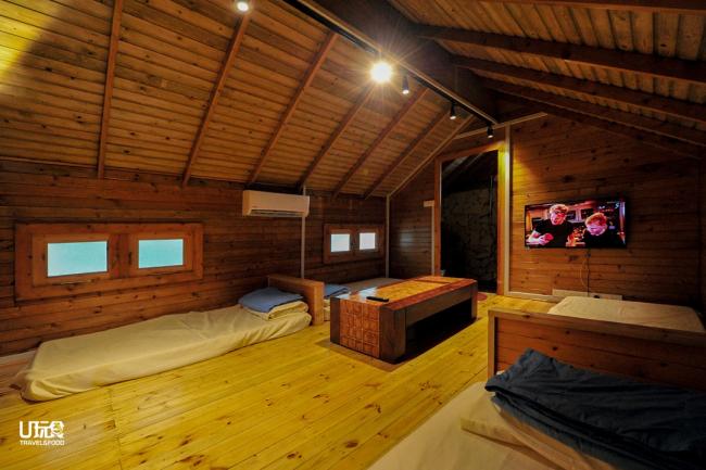 木屋楼上客房设计则以日本榻榻米风格为主。