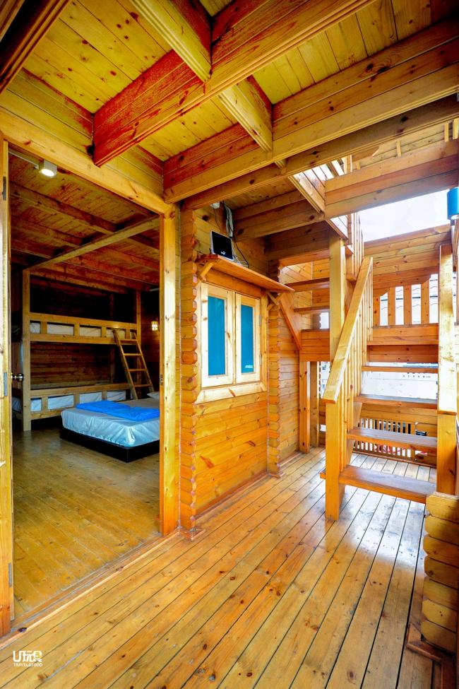 木屋有两层楼，都是独立空间，每层可睡4个人。