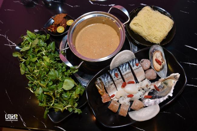 超辣Saba鱼汤海鲜套餐：以本地亚三叻沙为灵感，尽显本地风味，店家剔除了马来盏，并以鲭鱼代替甘望鱼，形成健康营养的汤底。<i>售价：45令吉</i>
