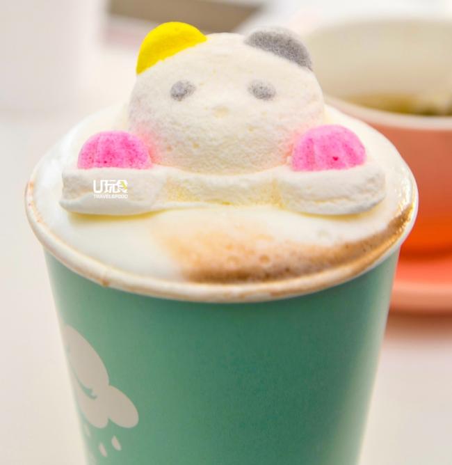 Hot Mallow Bath呈现了泡在热巧克力中的立体棉花糖猫猫，造型萌化人心。