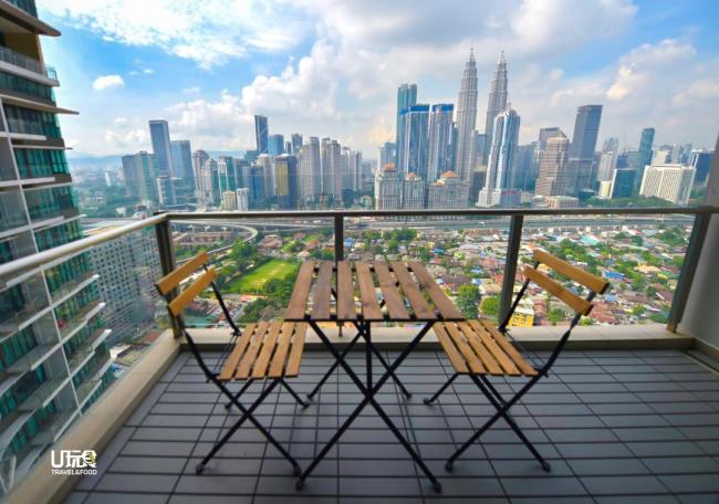 坐在露台上，吹着凉风，放空思绪，欣赏远方的城市美景，是一种另类的奢侈享受。