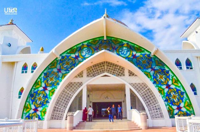 海峡清真寺的彩色玻璃拱门设计，在全白的建筑衬托下更显鲜艳缤纷。
