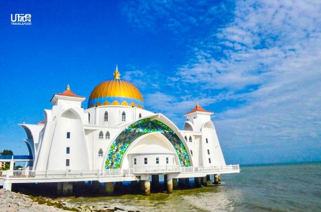 海峡清真寺从远处观望，仿佛如海上一颗珍珠。