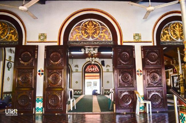 东街纳清真寺的拱门，门口皆以花卉为雕刻主题。