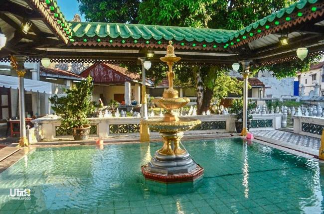 甘榜吉灵清真寺内，用作祈祷前洗净身体用途的水池中有一支摩尔式的铁制灯柱。