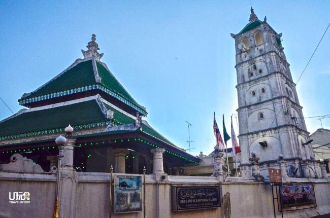 甘榜吉灵清真寺与青云亭及遮迪庙毗邻，成为和谐的象征。