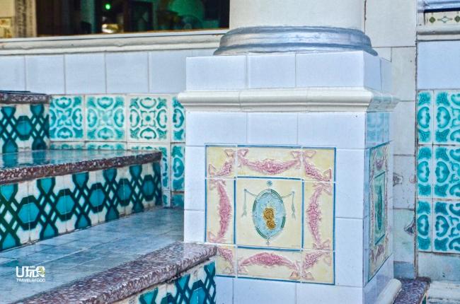 甘榜吉灵清真寺处处可见英国风格瓷砖。