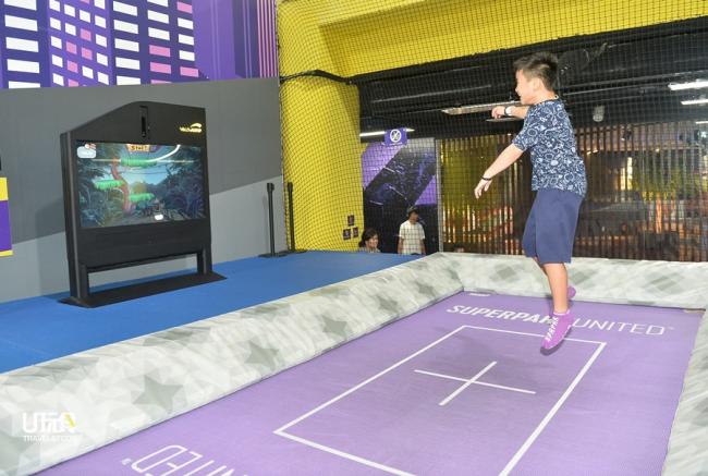 Trampoline Platform体验蹦床乐趣，配合荧幕上的游戏，玩家可以感受一把仿佛摆脱地心引力一样的蹦床活动。