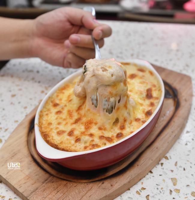 <b>Thongchai's Mac & Cheese</b> 在芝士焗通心粉里加入富有泰式元素的罗勒叶、猪肉碎以及辣椒作为提味，使整体吃起来浓郁却不腻。