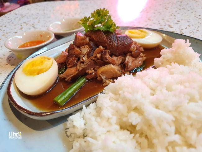 <b>Pork Trotter Rice</b> 炖猪蹄配饭是泰国日常餐点之一，将猪肉与泰式香料一起慢炖48小时，使肉质变得柔嫩又多汁。猪蹄的肥肉入口即化，瘦肉的部分则十分软嫩，尤其猪蹄的油渗入汤汁内，极下饭，让人吃得停不了口。