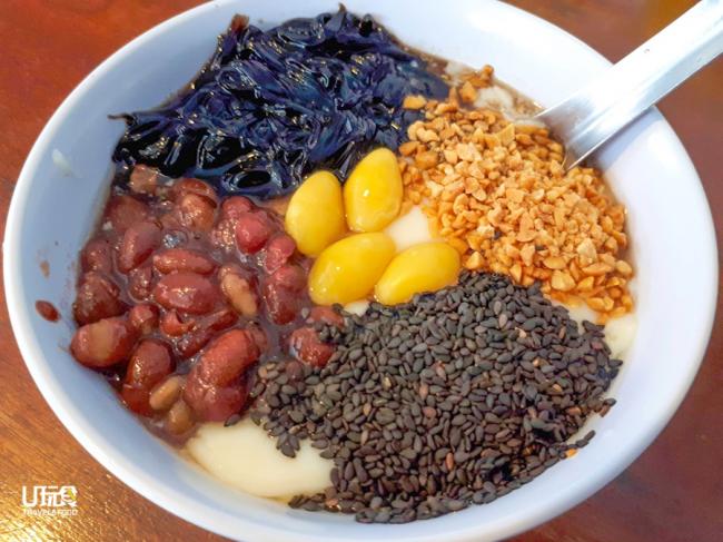 「超级星」是将红豆、凉粉、花生、黑芝麻及白果布满在豆腐花上，一碗就可享受6种不同口感。