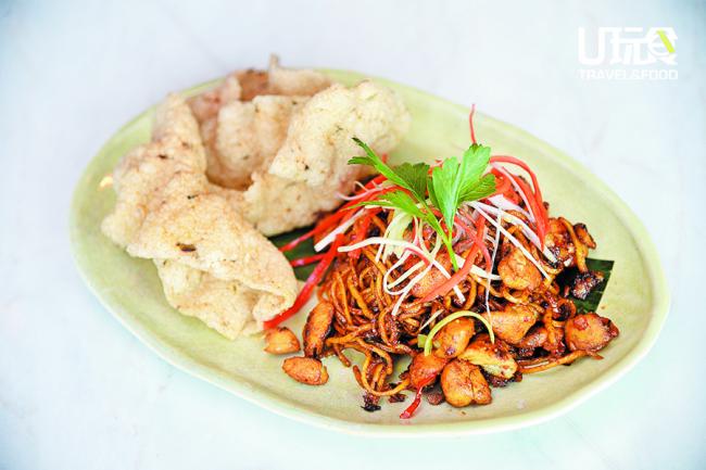 <b>Mie Goreng Sambal Matah</b>以鳗鱼和飞鱼卵作为酱料，炒出日式餐饮中所说的鲜味（Umami），配着鲈鱼一起吃，其好滋味着实让人难忘。