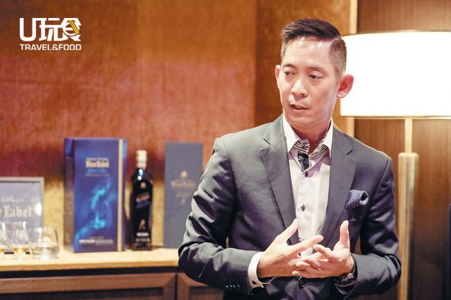 Diageo马来西亚品牌大使Jeremy Lee在品酒会上，向媒体讲解蓝牌酿酒艺术的匠心工艺。