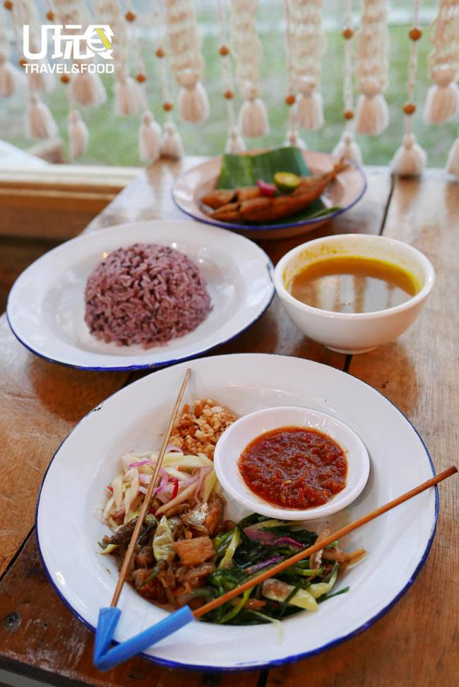 <b>Original Sabahan</b>糙米饭搭配野芒果、tuhau、姜黄汤、椰枣以及两道时蔬。