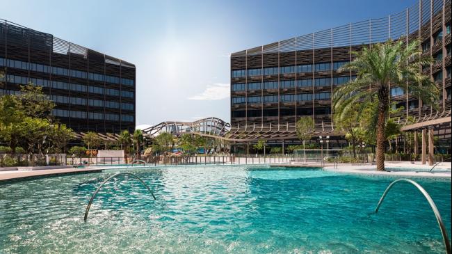 酒店中央位置设有以礁湖为主题的户外游泳池，宾客一步出酒店门外便可在碧蓝清澈泳池当中，尽享水中之乐。