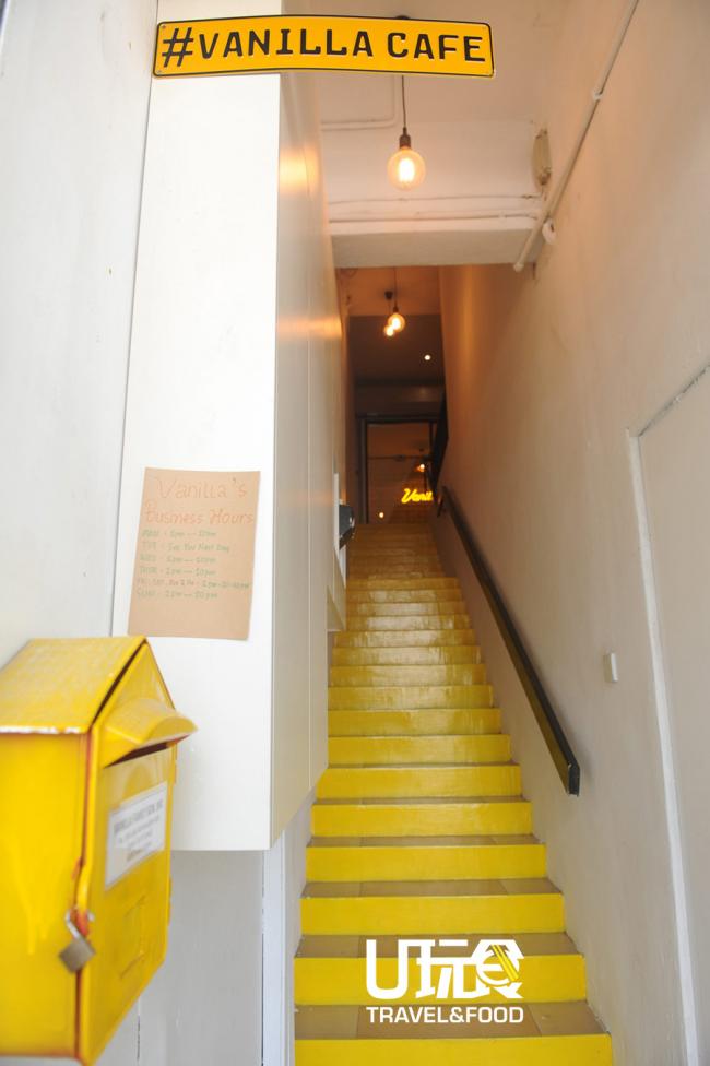咖啡馆设置在二楼，或许是担心食客会找不到上楼的入口，店家特别将楼梯油上黄色的漆，亮眼之余，也营造一种明亮、温暖的感觉。
