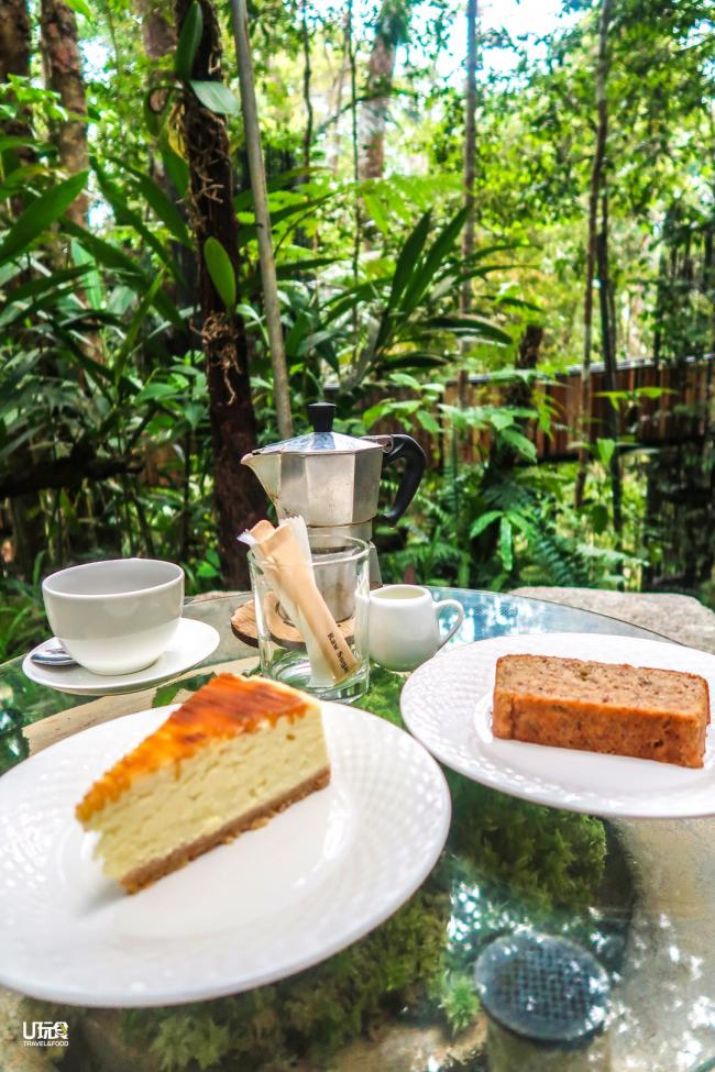 在「Kopi Hutan」可以点一杯浓郁的水冲咖啡及口感柔软的蛋糕，加上宁静的用餐空间，让人沉淀在丛林的乐活时光。