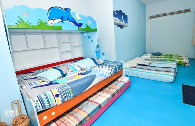 乌冷自然生态休闲度假屋设有3间主题房，图为海洋风主题，可容纳8个人，可爱趣致的布置，相信非常吸引孩童的喜爱。
