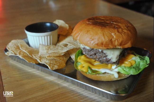 V88 ​​Classic Burger 使用安格斯牛肉， 30%肥肉和70%瘦肉的比例，搭配蔬菜和特 制馅料，让人吃完了都还意犹未尽