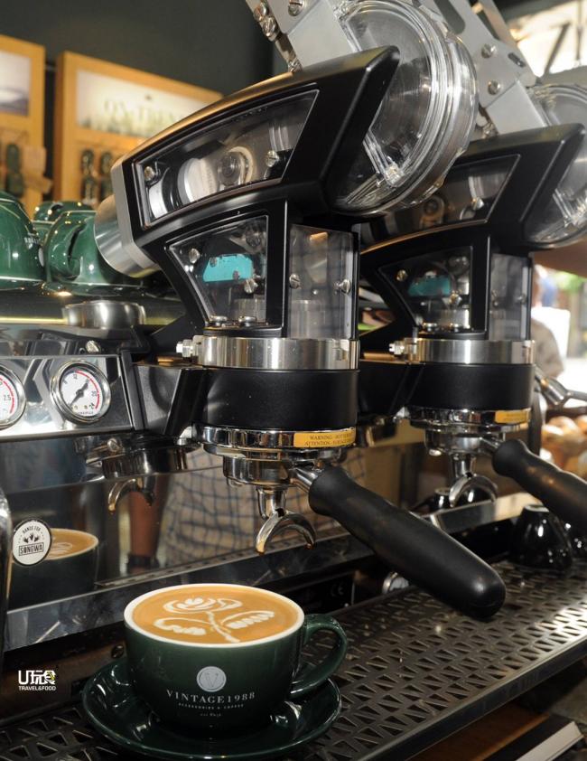 Lever Espresso Machine 意式浓缩咖啡机使用人手操作， 制作出来的咖啡细致丝滑。