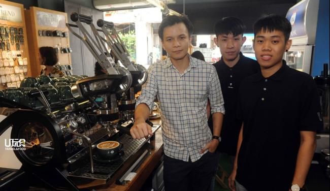 左起吴泽涌和咖啡师杨富池及丘邕企，吴泽涌未来会专注带领一班员工发展，比如带咖啡师参赛。