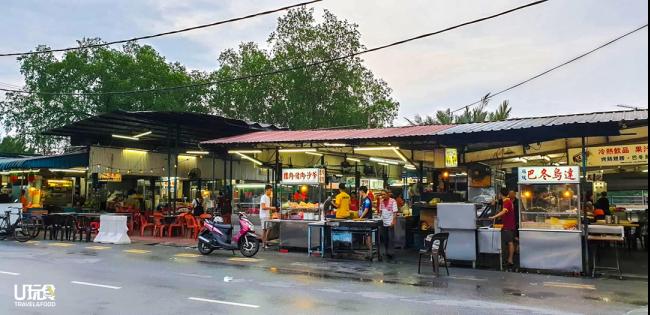 海墘街饮食中心售卖各式峇株巴辖特色美食，是本地人颇为推荐的美食中心。乌达、烤鸡翅、罗惹及耗煎等，都是海墘街饮食中心著名的美食，光看就令人食指大动。  地址：Jalan Shahbandar,83000 Batu Pahat,Johor.