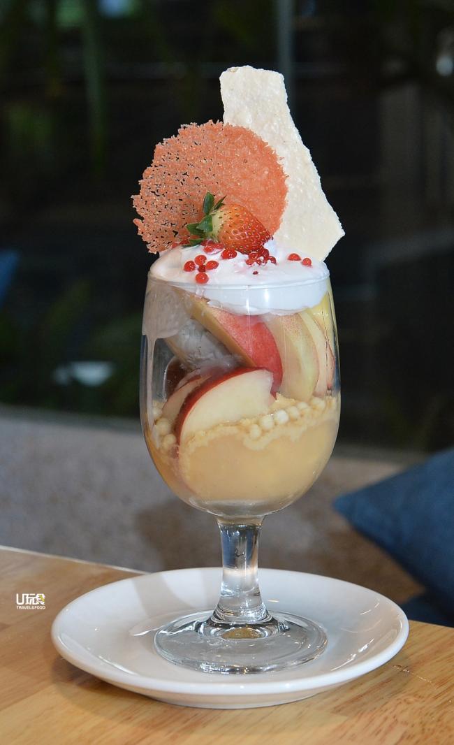 <b>Momoko</b> Momoko在日本是桃子的意思，这杯以水蜜桃为主轴的芭菲，搭配柚子挞、杏桃雪糕、香草雪糕等，吃起来味道酸甜，是清爽的解暑甜点。