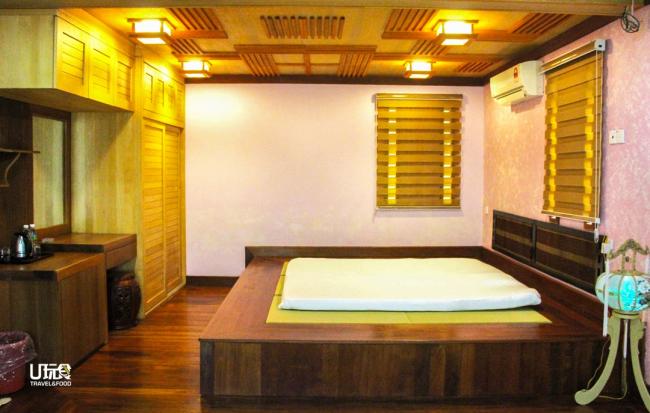 日式榻榻米房间设计简约，提供住客一个身心放松的住所。