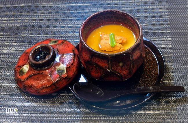 茶碗蒸加入了海胆，并且在鸡蛋上方抹了一层带有柚子香气的透明酱，使整体吃起来带有海胆的鲜与柚子的清甜，味道清爽不腻口。