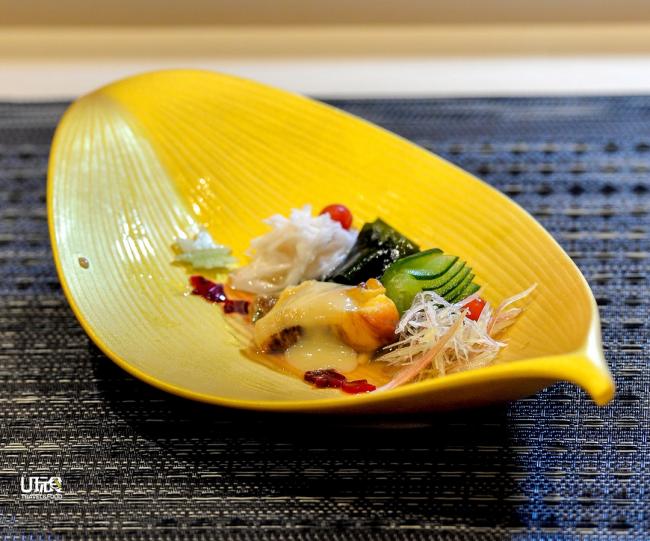 Sushi Hara引进日本东北地区夏季特产的海鞘，味道鲜甜，配上野芋（下图）、日本姜花丝、莼菜等蔬菜做搭配，更能带出其味道。