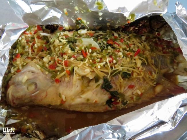 武来岸烧鱼是不少游客闻名而来，而且部分是属于自养鱼，不管炭烧或其他煮法，皆什时候欢迎。