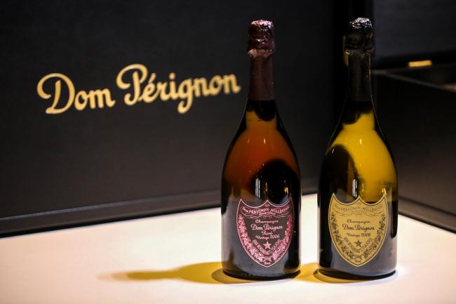 2006年的Rose Vintage（左）与2008 年 Vintage 是香槟王飨宴的主角， Rose Vintage的发光瓶设计十分讨 好，在派对中肯定会成为焦点。