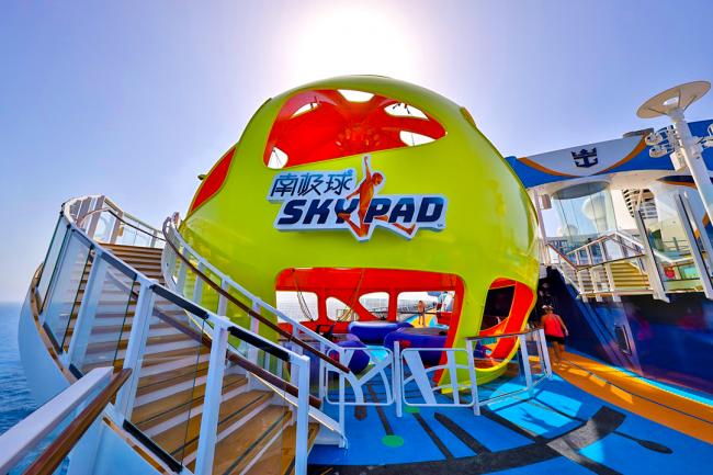 直径13公尺的南极球（Sky Pad）是「海洋光谱号」的新设施，球体外是悬空的玻璃步道，球内设有4个蹦极床，提供「机器人拉力赛」、「糖果跳跃赛」 、「贝斯保镖」3款全新游戏。