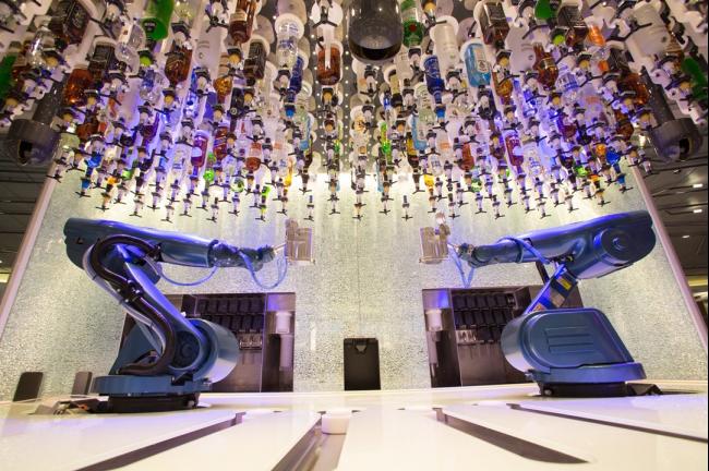 「机器人酒吧」（Bionic Bar）里的机械臂会完成包括自动取酒、摇匀、取杯、倒酒以及清洗等一系列动作。调酒的过程基本上不会超过两分钟，完成以后会在显示屏上提示。只要在相应轨道上刷你的房卡，调好的酒就会顺着轨道滑到你面前。
