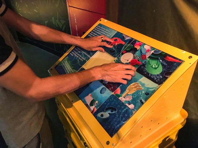 馆内设有不少具教育意义的互动式游戏，包括带领海龟避开海洋垃圾，以及以拼图方式将海洋垃圾拼出来。