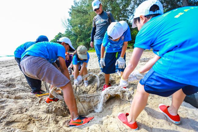 主办单位从去年起便带着少年大使们进行各种海洋保育活动，图为去年在柔佛州迪沙鲁海滩的洁滩运动，少年大使正在合力移除沙滩上的废弃渔网。