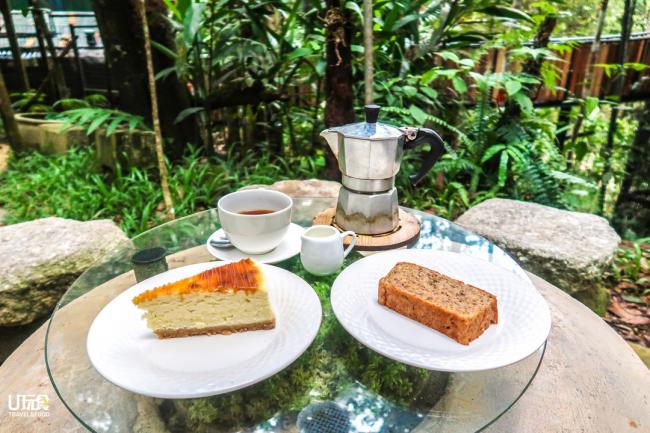 在「Kopi Hutan」可以点一杯浓郁的水冲咖啡及口感柔软的蛋糕，加上宁静的用餐空间，让人沉淀在丛林的乐活时光。