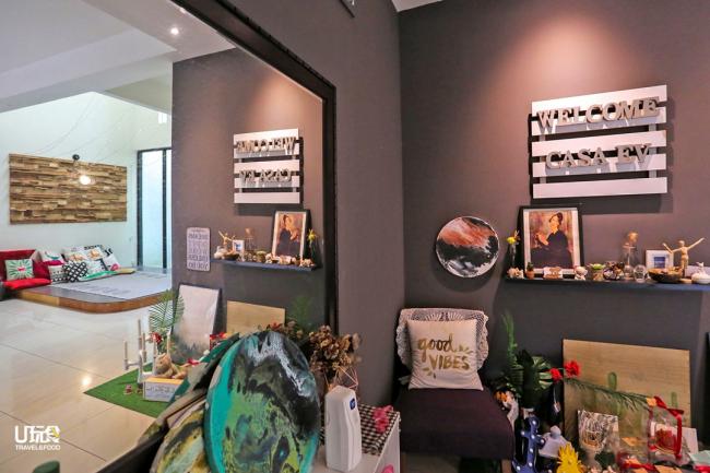 一进入民宿前厅，映入眼帘的就是业者特别设计的欢迎字眼，以及各具特色的艺术创作装饰，让租客眼前一亮。