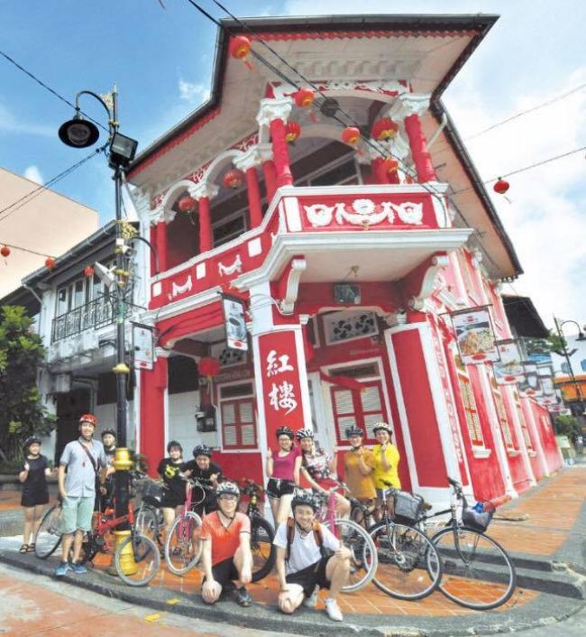 新山老城区路线中，陈旭年文化街是重点景区，参与者可从老街建筑了解老城兴衰。图为骑行者在陈旭年文化街前合影。
