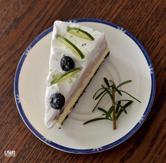 <b>Blueberry Lime Cheesecake</b> 蛋糕充满蓝莓味，就像是蓝莓优格，香甜的气息中带有微微的青柠酸，中和了蛋糕的酸甜度，也能达到解腻的作用。