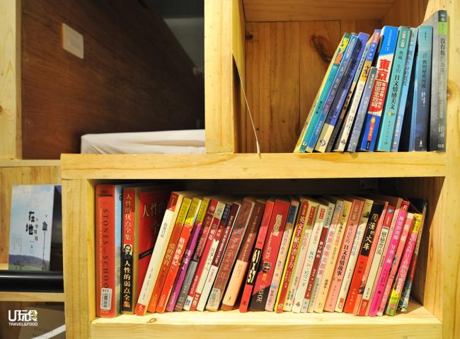 五号公路的书架都是以颜色排列，种类众多，包括旅游书、漫画、文学小说及儿童书籍等，有来自业者的私人珍藏，也有爱书人士的好心捐献，或是上个旅人留下来的书籍，往书架搜一搜，发现不仅是中英文书籍，还有由旅客留下的日文书籍。